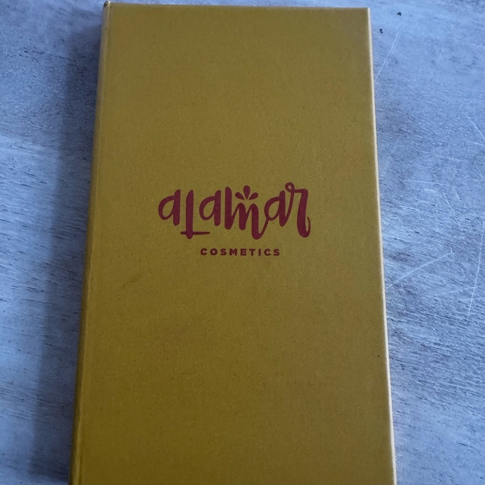 Alamar Cosmetics Reina Del Caribe Vol. 1 Eyeshadow Palette - Picture 2 of 3